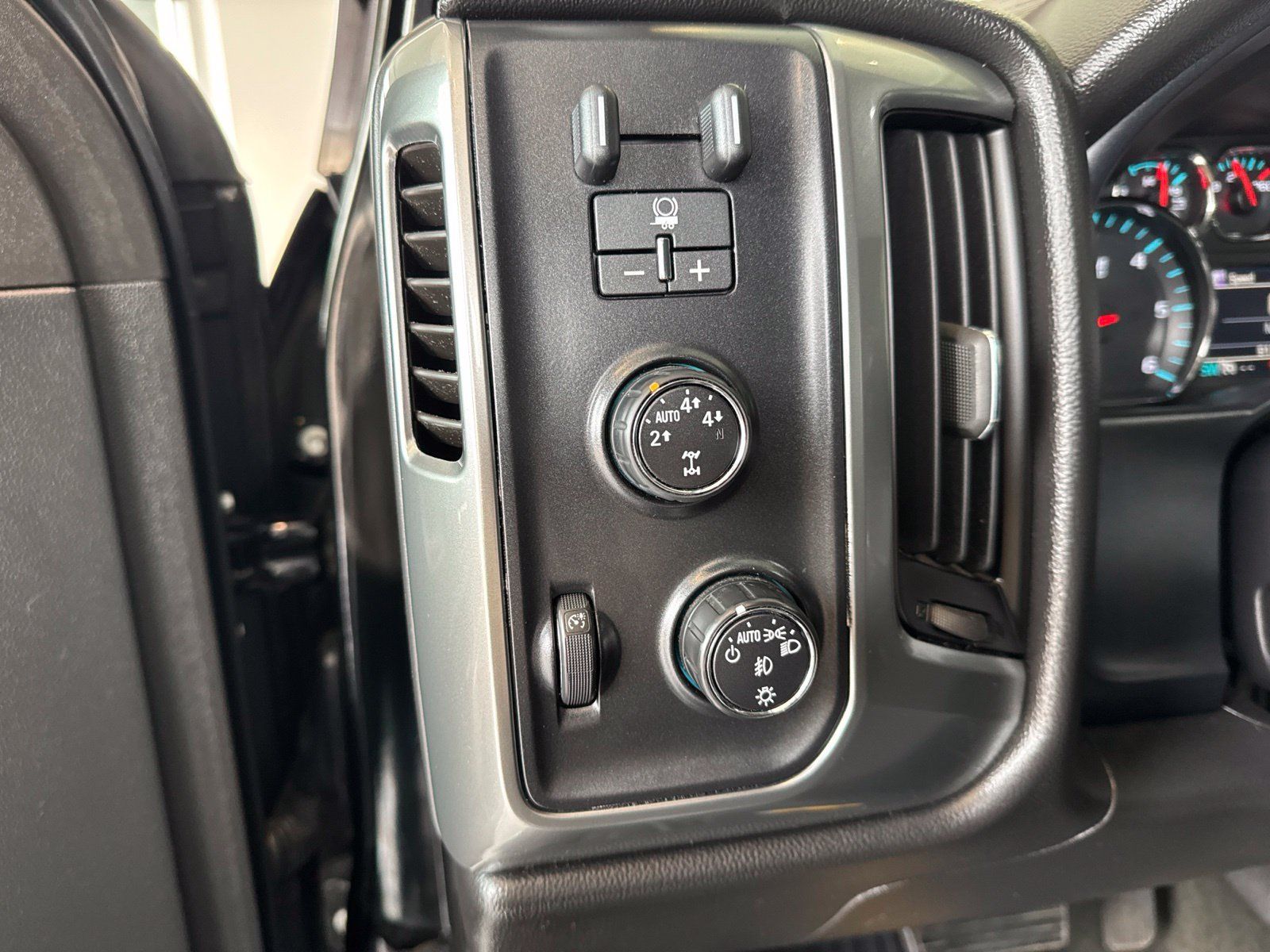 Used 2015 Chevrolet Silverado 1500 LT w/ LT Convenience Package AWD/4WD image 19
