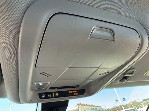 Used 2024 GMC Terrain SLE image 27