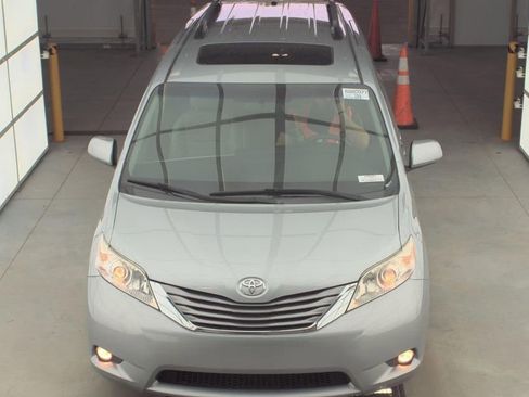 Used 2017 Toyota Sienna XLE w/ XLE Navigation Package AWD/4WD image 2