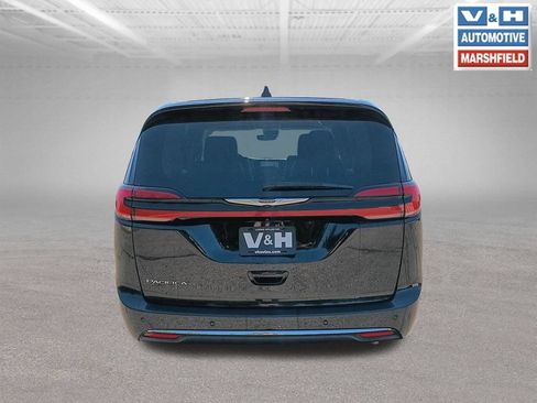 Used 2024 Chrysler Pacifica Touring-L FWD image 25