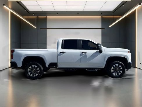 Used 2021 Chevrolet Silverado 2500 Custom w/ Custom Value Package AWD/4WD image 6