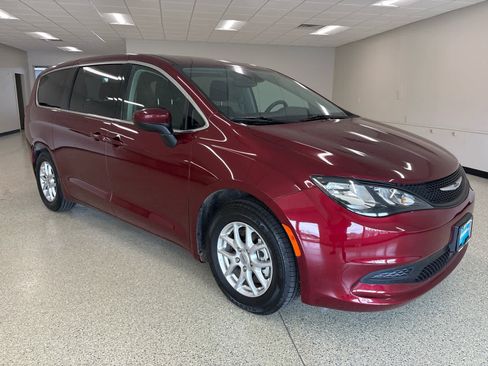 Used 2023 Chrysler Voyager LX FWD image 1