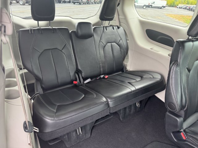 Certified 2024 Chrysler Pacifica Touring-L FWD image 16