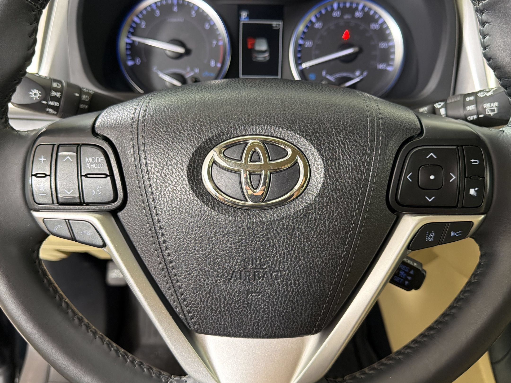 Used 2019 Toyota Highlander XLE AWD/4WD image 32