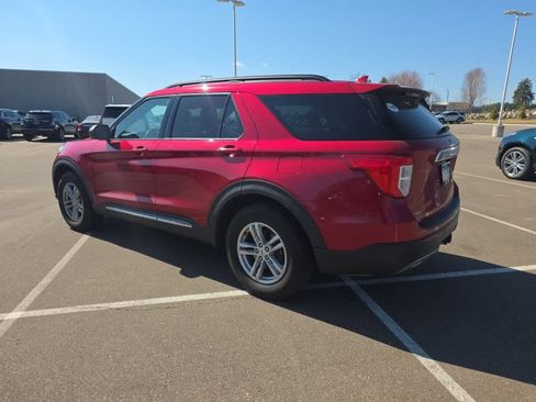 Used 2020 Ford Explorer XLT w/ Equipment Group 202A image 4