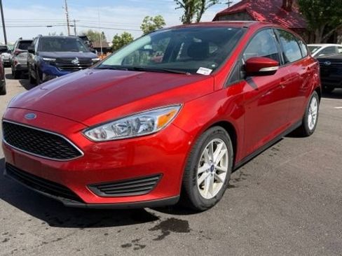 Used 2018 Ford Focus SE w/ Cold Weather Package FWD image 6