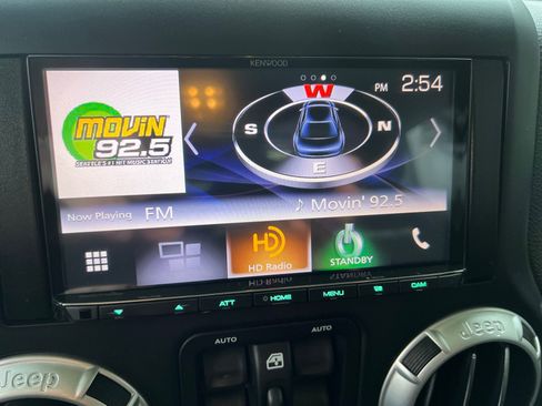 Used 2017 Jeep Wrangler Unlimited Rubicon w/ Connectivity Group image 18