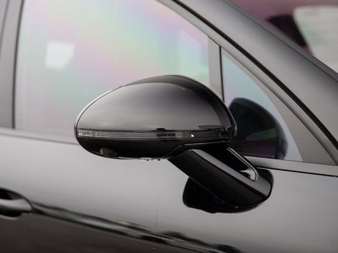 Certified 2025 Porsche Macan image 12