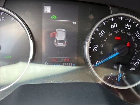 Used 2021 Toyota RAV4 XLE w/ Convenience Package image 9