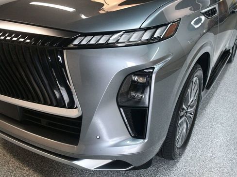 Used 2025 INFINITI QX80 Sensory image 11