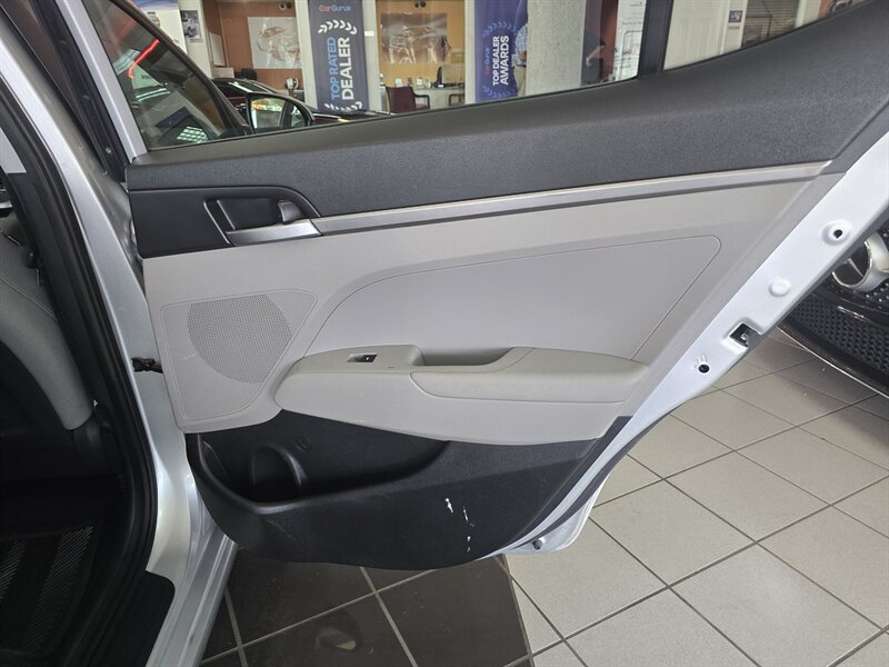 Used 2017 Hyundai Elantra SE FWD image 15