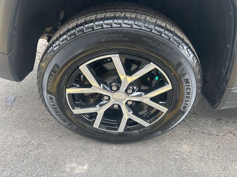 Used 2024 Jeep Grand Cherokee Limited image 40