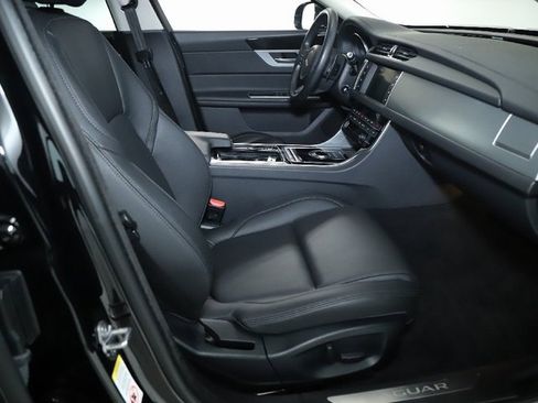 Used 2018 Jaguar XF Premium image 29