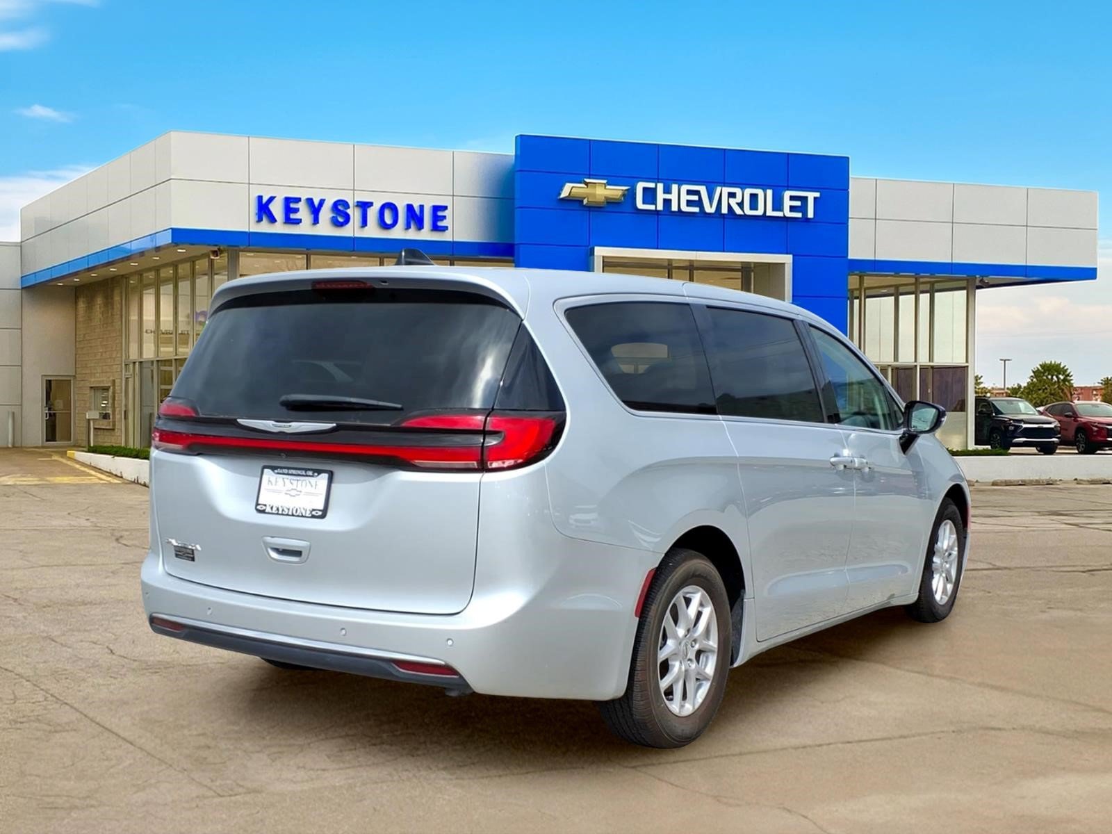 Used 2024 Chrysler Pacifica Touring-L FWD image 7
