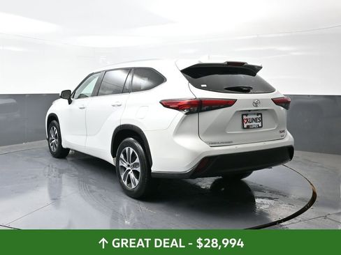 Used 2023 Toyota Highlander XLE image 12