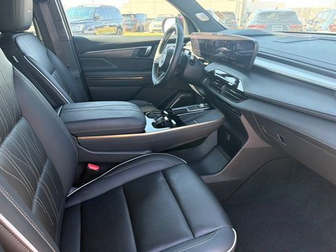 Used 2025 Buick Enclave Avenir w/ Super Cruise Package FWD image 11