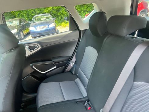 Used 2025 Kia Soul LX w/ LX Technology Package FWD image 34