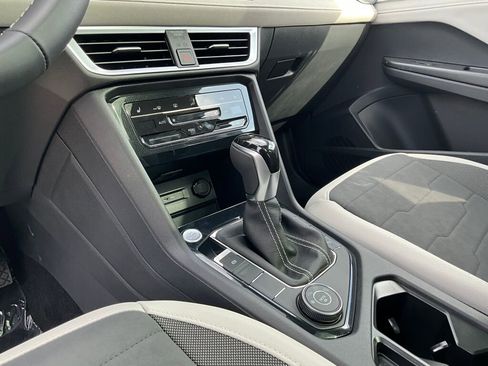 New 2025 Volkswagen Taos SE image 18