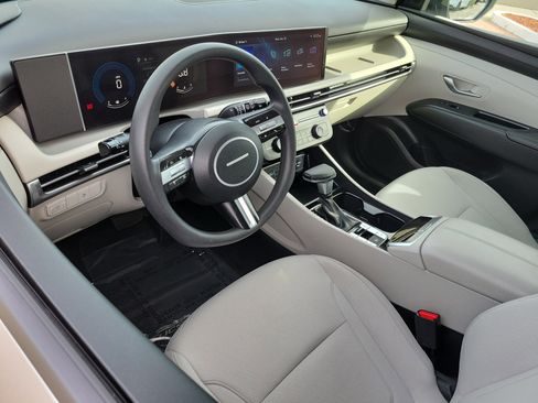 Certified 2025 Hyundai Tucson SE image 6