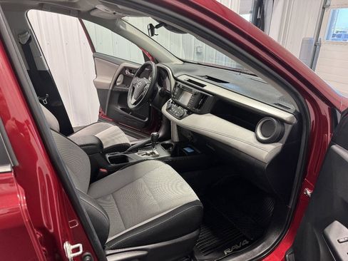 Used 2018 Toyota RAV4 XLE FWD image 16