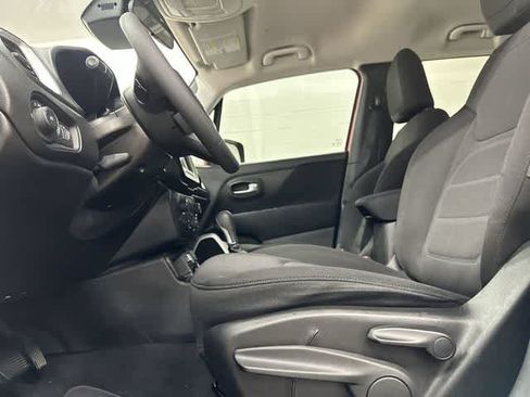 Used 2019 Jeep Renegade Latitude FWD image 26