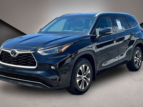 Used 2022 Toyota Highlander XLE AWD/4WD image 3
