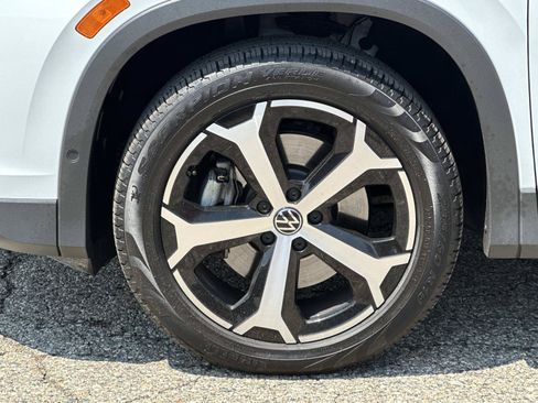 Used 2025 Volkswagen Tiguan SE AWD/4WD image 8