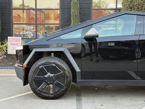 Used 2024 Tesla Cybertruck AWD Crew Cab image 10