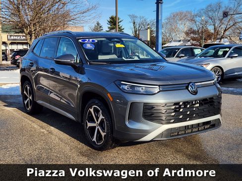 Certified 2025 Volkswagen Tiguan SE image 1