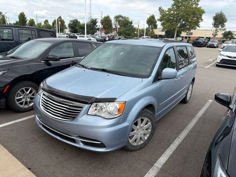 Used 2016 Chrysler Town & Country LX FWD image 8
