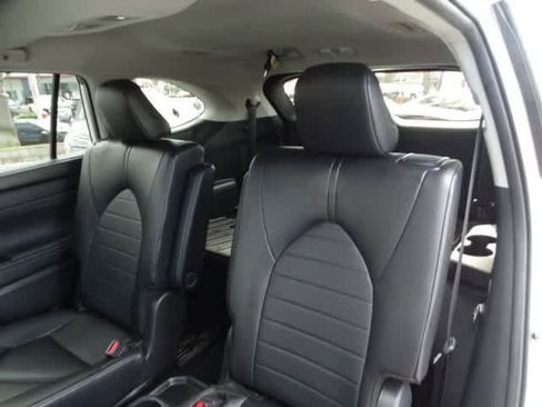 Certified 2024 Toyota Highlander XLE image 20