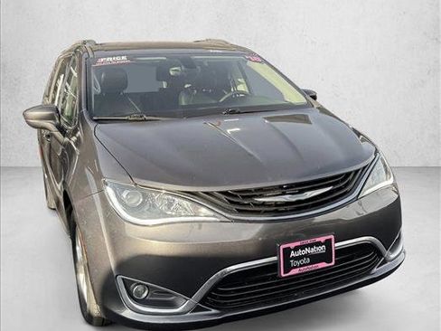 Used 2018 Chrysler Pacifica Touring-L image 3