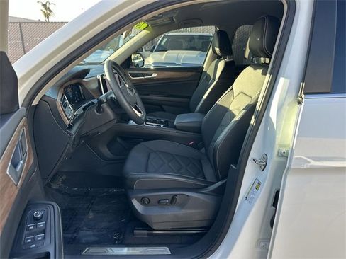 Used 2024 Volkswagen Atlas SE image 17