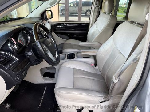 Used 2013 Chrysler Town & Country Limited w/ Luxury Group FWD image 7