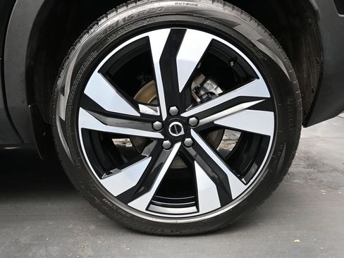 Used 2025 Volvo XC40 B5 Plus image 9