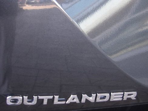 New 2025 Mitsubishi Outlander SE image 8