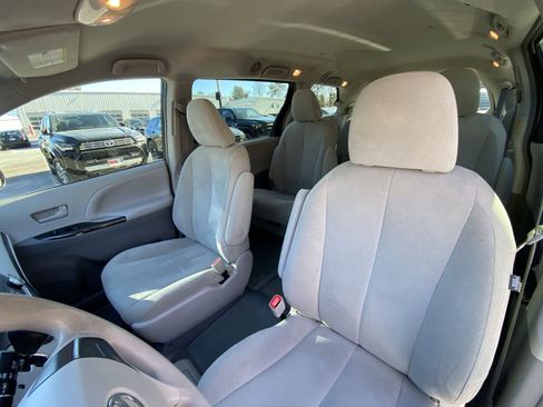 Used 2013 Toyota Sienna L image 25