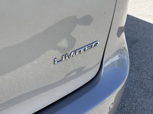Used 2018 Chrysler Pacifica Limited FWD image 17