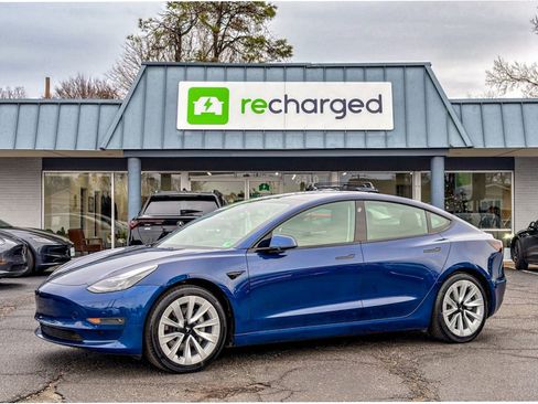 Used 2021 Tesla Model 3 Standard Range Plus image 1