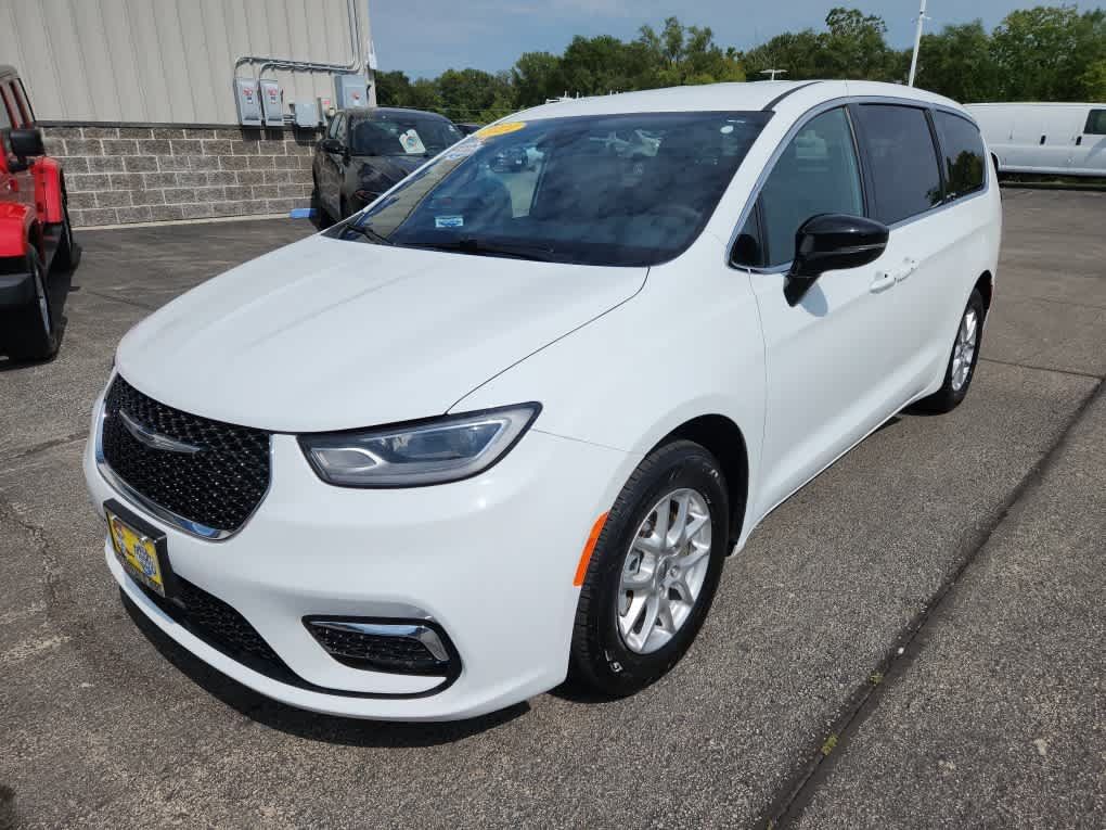 Used 2024 Chrysler Pacifica Touring FWD image 7