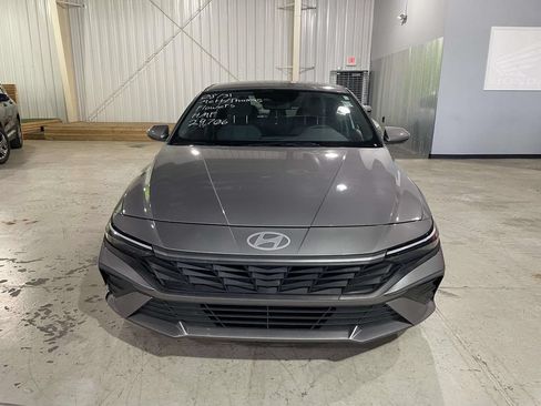 Used 2024 Hyundai Elantra SE FWD image 2