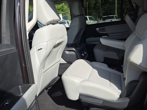 Used 2025 Ford Expedition Platinum AWD/4WD image 8