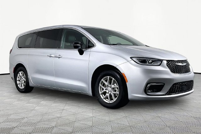 Used 2026 Chrysler Pacifica Select FWD image 3