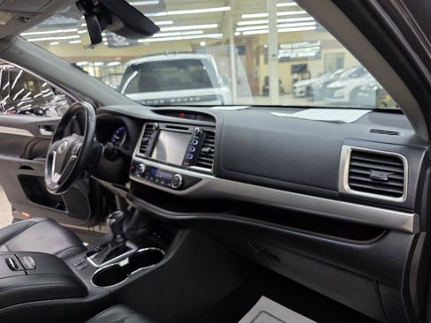 Used 2017 Toyota Highlander SE FWD image 23