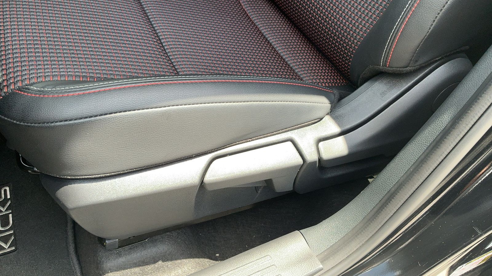 Certified 2025 Nissan Kicks SR FWD image 30
