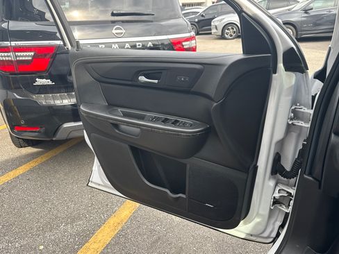 Used 2016 GMC Acadia SLT w/ Technology Package AWD/4WD image 18
