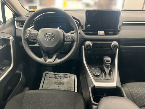 Used 2025 Toyota RAV4 XLE AWD/4WD image 21
