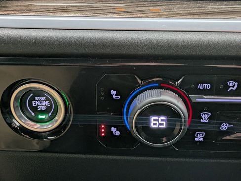 Used 2023 Chevrolet Silverado 1500 LT AWD/4WD image 7