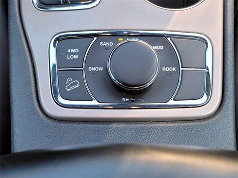 Used 2017 Jeep Grand Cherokee Limited w/ Luxury Group II image 23