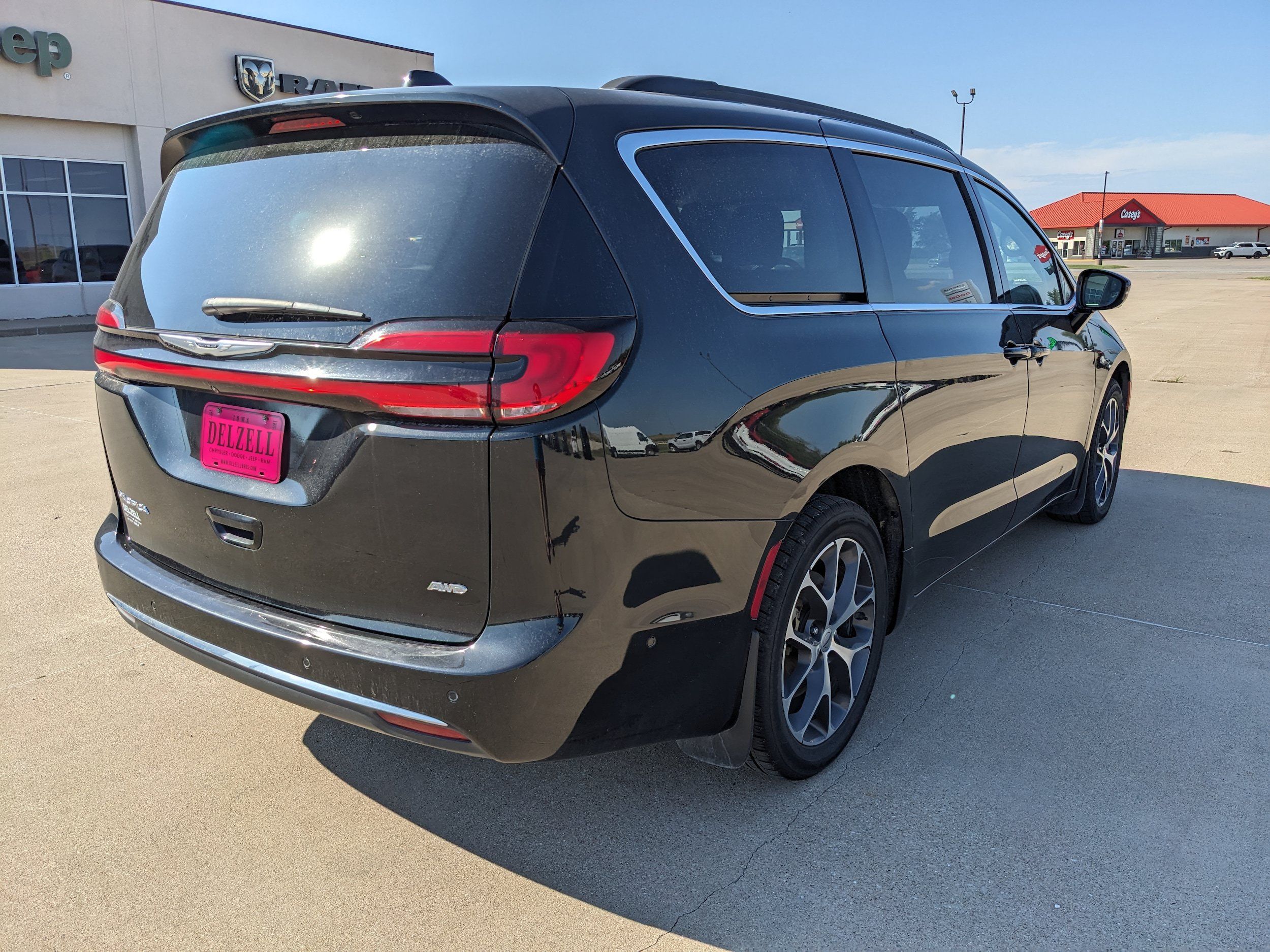 Used 2022 Chrysler Pacifica Touring-L w/ Uconnect Theater Family Group AWD/4WD image 8